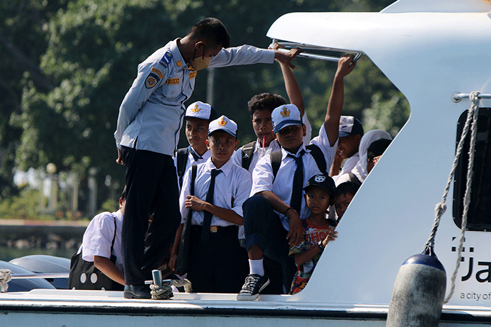 Para pelajar menaiki kapal sekolah sebagai transportasi air di Kepulauan Seribu Utara, Provinsi DKI Jakarta, Senin (29/8/2022).