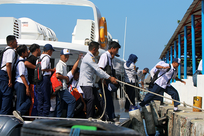 Para pelajar menaiki kapal sekolah sebagai transportasi air di Kepulauan Seribu Utara, Provinsi DKI Jakarta, Senin (29/8/2022).