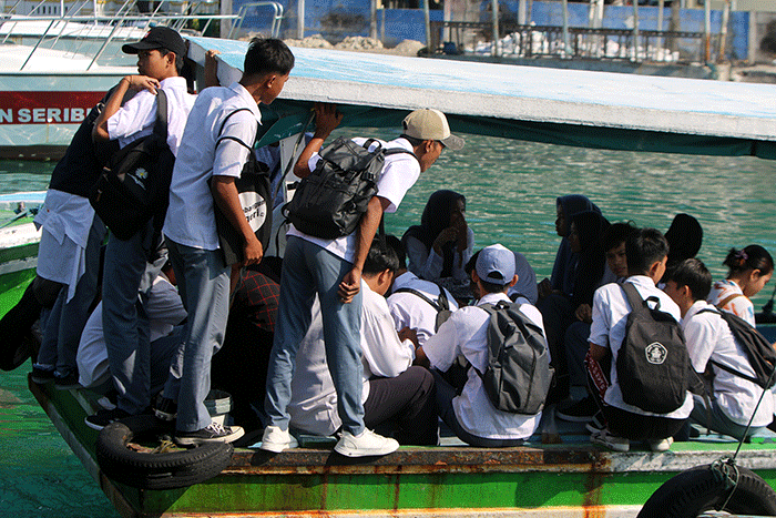 Para pelajar menaiki kapal sekolah sebagai transportasi air di Kepulauan Seribu Utara, Provinsi DKI Jakarta, Senin (29/8/2022).