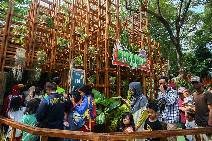 Pedagang menunjukkan kelinci dalam Pameran Flora & Fauna 2022 di Taman Lapangan Banteng, Jakarta, Minggu (28/8/2022).
