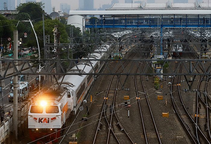 Rangkaian kereta api lokomotif dan Kereta Listrik melintas di kawasan Jatinegara, Jakarta Timur, Minggu (28/8/2022).