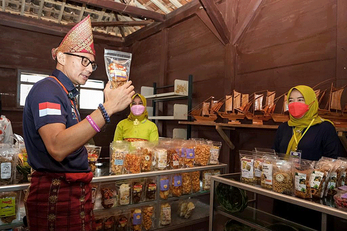 Menparekraf Sandiaga Salahuddin Uno meminta agar pelaku pariwisata dan masyarakat di Desa Wisata Pulau Pahawang Lampung fokus untuk mengembangkan potensi alam.