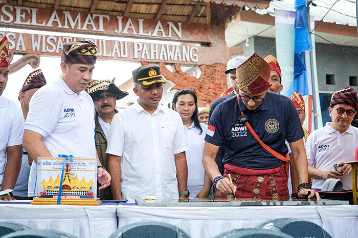 Menparekraf Sandiaga Salahuddin Uno meminta agar pelaku pariwisata dan masyarakat di Desa Wisata Pulau Pahawang Lampung fokus untuk mengembangkan potensi alam.