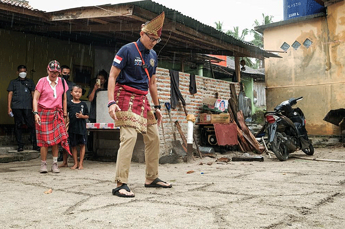 Menparekraf Sandiaga Salahuddin Uno meminta agar pelaku pariwisata dan masyarakat di Desa Wisata Pulau Pahawang Lampung fokus untuk mengembangkan potensi alam.