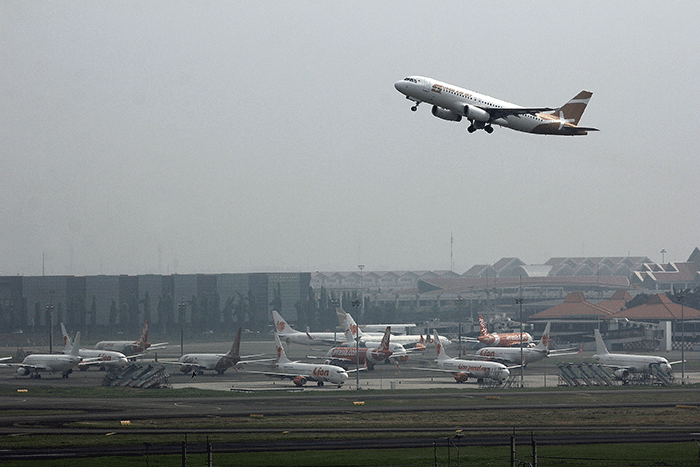 Pesawat lepas landas dari Bandara Soekarno Hatta, Tangerang, Banten, Minggu (28/8/2022).