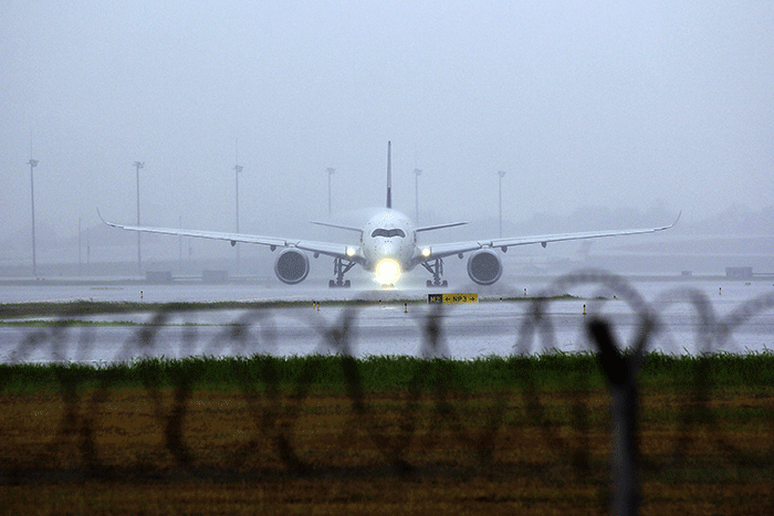 Pesawat lepas landas dari Bandara Soekarno Hatta, Tangerang, Banten, Minggu (28/8/2022).