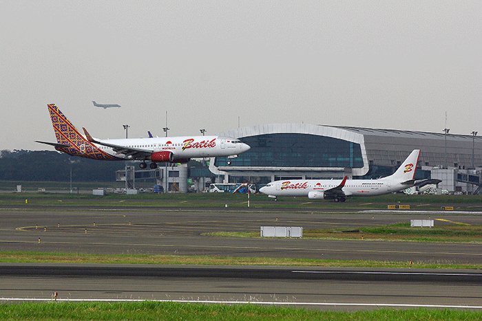 Pesawat lepas landas dari Bandara Soekarno Hatta, Tangerang, Banten, Minggu (28/8/2022).