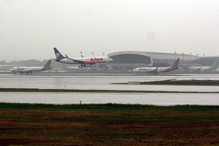 Pesawat lepas landas dari Bandara Soekarno Hatta, Tangerang, Banten, Minggu (28/8/2022).