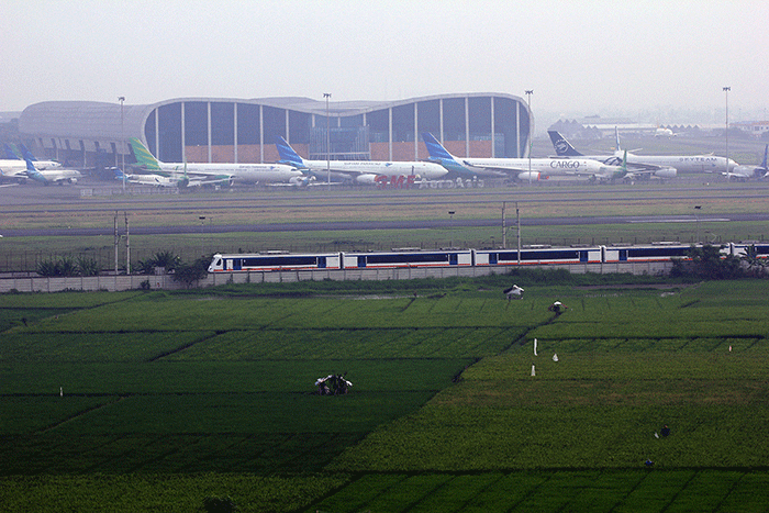 Pesawat lepas landas dari Bandara Soekarno Hatta, Tangerang, Banten, Minggu (28/8/2022).