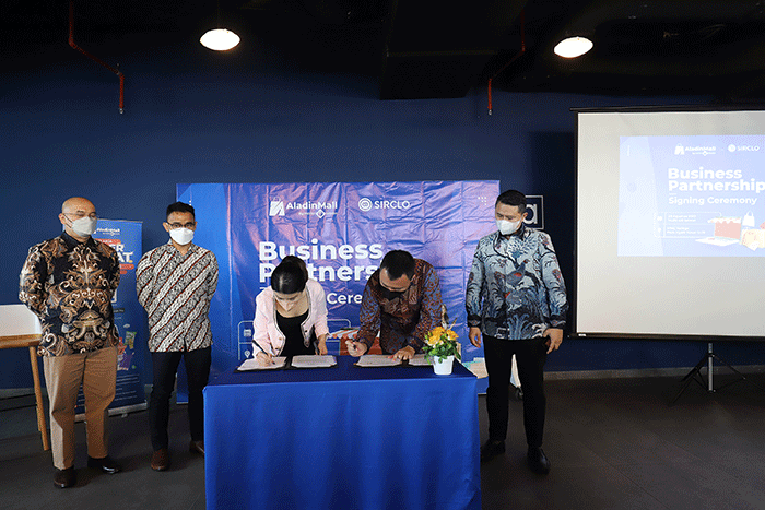 Penandatanganan Memorandum of Understanding (MoU) Aladin Mall by Mister Aladin dengan Sirclo di Park Hyatt, Kebon Sirih, Jakarta, Senin (29/8/2022).