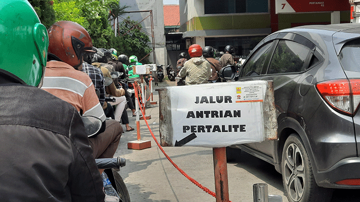 Pengendara antre untuk mengisi Bahan Bakar Minyak (BBM) di SPBU kawasan Jakarta Pusat, Selasa (30/8/2022).