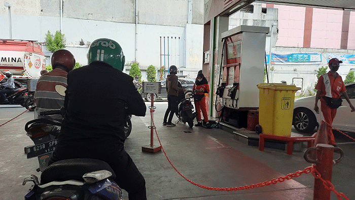 Pengendara antre untuk mengisi Bahan Bakar Minyak (BBM) di SPBU kawasan Jakarta Pusat, Selasa (30/8/2022).