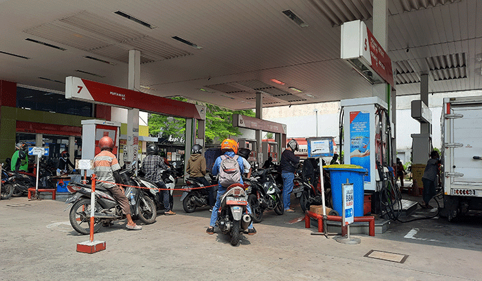 Pengendara antre untuk mengisi Bahan Bakar Minyak (BBM) di SPBU kawasan Jakarta Pusat, Selasa (30/8/2022).