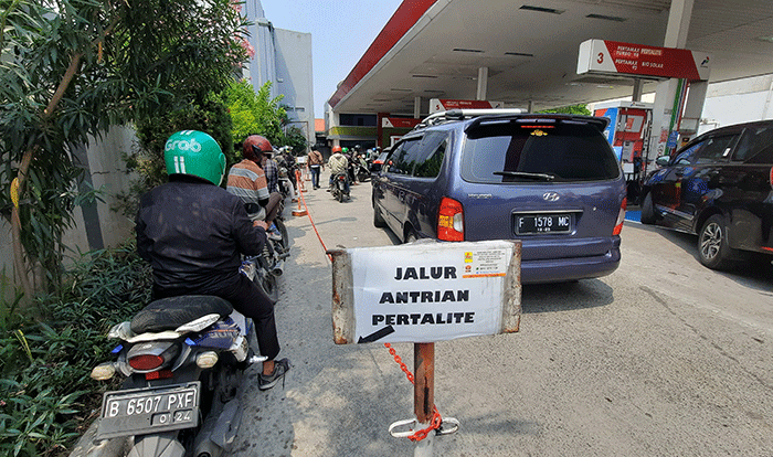 Pengendara antre untuk mengisi Bahan Bakar Minyak (BBM) di SPBU kawasan Jakarta Pusat, Selasa (30/8/2022).