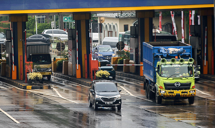 Sejumlah kendaraan melintasi ruas tol Jagorawi di kawasan Cililitan, Jakarta Timur, Senin (29/8/2022).