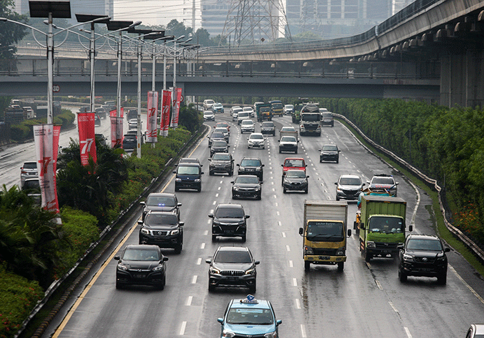 Sejumlah kendaraan melintasi ruas tol Jagorawi di kawasan Cililitan, Jakarta Timur, Senin (29/8/2022).