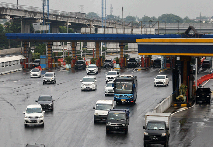 Sejumlah kendaraan melintasi ruas tol Jagorawi di kawasan Cililitan, Jakarta Timur, Senin (29/8/2022).
