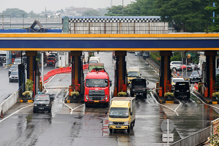 Sejumlah kendaraan melintasi ruas tol Jagorawi di kawasan Cililitan, Jakarta Timur, Senin (29/8/2022).