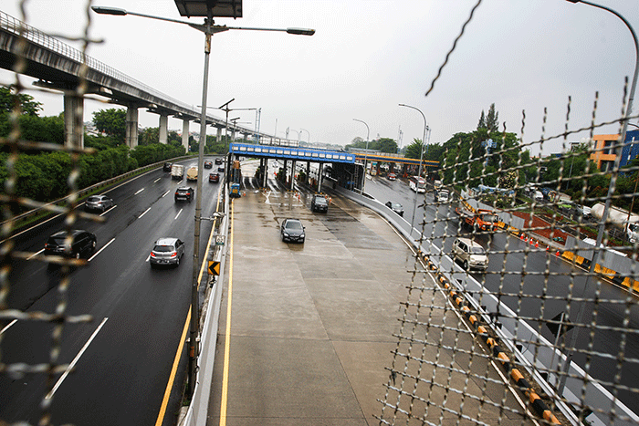 Sejumlah kendaraan melintasi ruas tol Jagorawi di kawasan Cililitan, Jakarta Timur, Senin (29/8/2022).