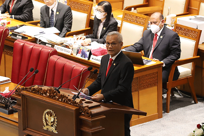 Ketua Komisi VI DPR Aria Bima membacakan laporan komisi terkait persetujuan kemitraan ekonomi komprehensif regional.
