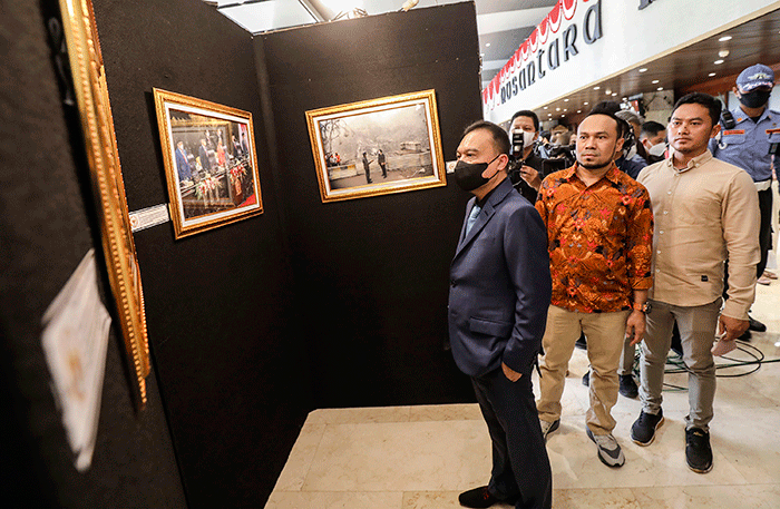 Wakil Ketua DPR RI Sufni Dasco (kanan) menandatangani foto saat pembukaan Pameran Foto Jurnalistik Warna Warni Parlemen XII di Gedung Parlemen.
