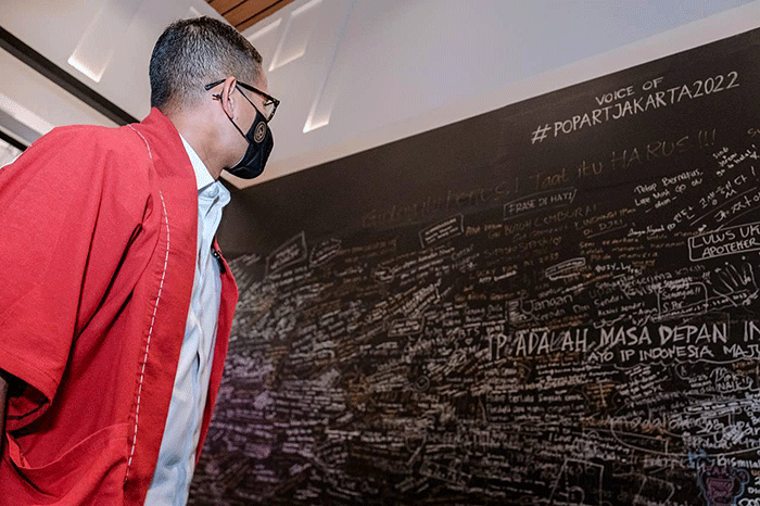Menparekraf Sandiaga Uno berpose di depan instalasi karakter karya Bumilangit yang ditampilkan pada acara Pop Art Jakarta 2022.