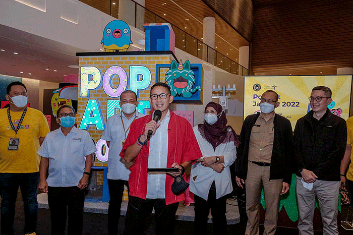 Menparekraf Sandiaga Uno berpose di depan instalasi karakter karya Bumilangit yang ditampilkan pada acara Pop Art Jakarta 2022.