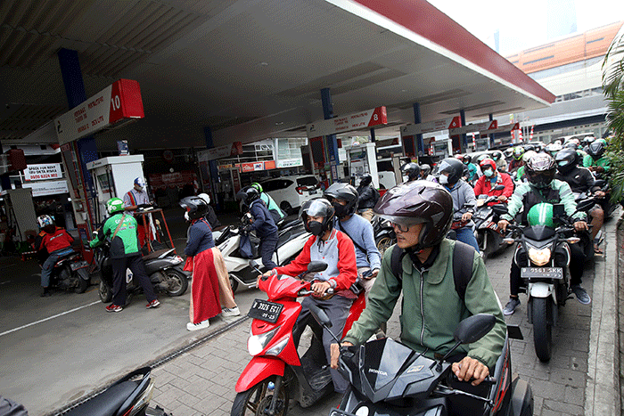 Pengendara roda dua mengisi bahan bakar minyak (BBM) di salah satu SPBU di kawasan Rasuna Said, Kuningan, Jakarta, Rabu (31/8/2022).