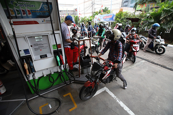 Pengendara roda dua mengisi bahan bakar minyak (BBM) di salah satu SPBU di kawasan Rasuna Said, Kuningan, Jakarta, Rabu (31/8/2022).