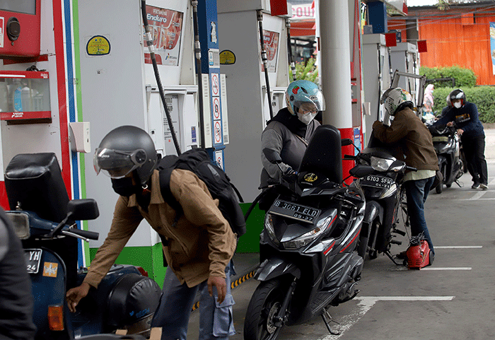 Pengendara roda dua mengisi bahan bakar minyak (BBM) di salah satu SPBU di kawasan Rasuna Said, Kuningan, Jakarta, Rabu (31/8/2022).