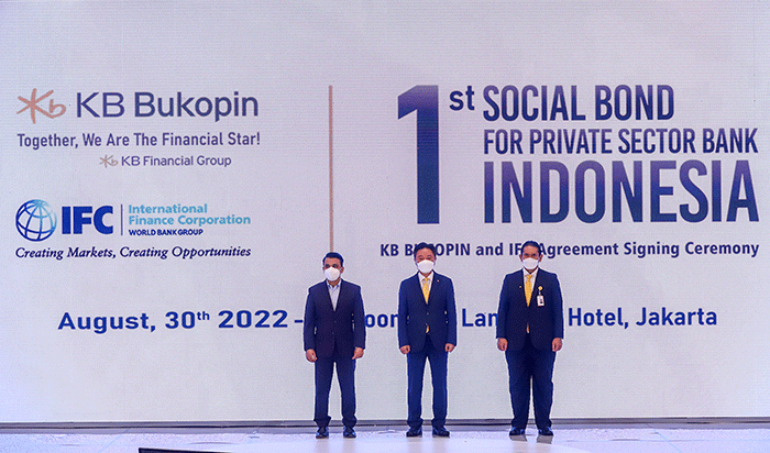 Kerja sama pembiayaan sosial bond PT Bank KB Bukopin Tbk (BBKP) dengan International Finance Corporation (IFC) di Jakarta, Selasa, (30/8/2022).
