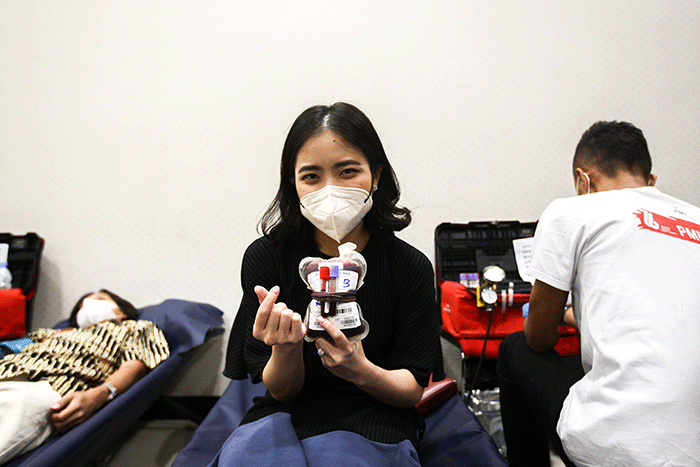 Ketua MNC Peduli Jessica Tanoesoedibjo saat menunjukkan kantong darah usai mengikuti donor darah yang digelar MNC Peduli bersama PMI Sukabumi di iNews Tower.
