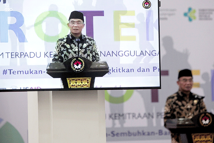 Menko PMK Muhadjir Effendy (kiri) bersama Mendes PDTT Abdul Halim Iskandar memukul kentongan dalam acara Rencana Aksi Program Terpadu Penanggulangan TBC.