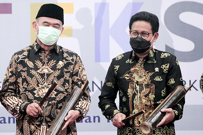 Menko PMK Muhadjir Effendy (kiri) bersama Mendes PDTT Abdul Halim Iskandar memukul kentongan dalam acara Rencana Aksi Program Terpadu Penanggulangan TBC.