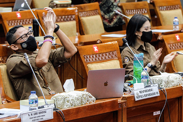 Menparekraf Sandiaga Uno (kiri) dan Wamenparekraf Angela Tanoesoedibjo saat Rapat Kerja dengan Komisi X DPR RI di Parlemen, Jakarta, Rabu (31/8/2022).