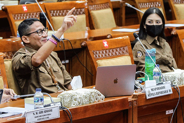 Menparekraf Sandiaga Uno (kiri) dan Wamenparekraf Angela Tanoesoedibjo saat Rapat Kerja dengan Komisi X DPR RI di Parlemen, Jakarta, Rabu (31/8/2022).