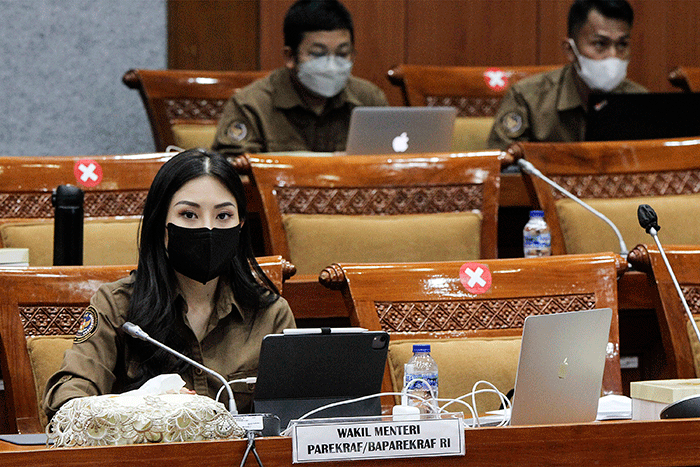 Menparekraf Sandiaga Uno (kiri) dan Wamenparekraf Angela Tanoesoedibjo saat Rapat Kerja dengan Komisi X DPR RI di Parlemen, Jakarta, Rabu (31/8/2022).