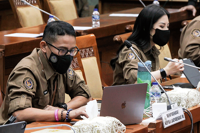 Menparekraf Sandiaga Uno (kiri) dan Wamenparekraf Angela Tanoesoedibjo saat Rapat Kerja dengan Komisi X DPR RI di Parlemen, Jakarta, Rabu (31/8/2022).