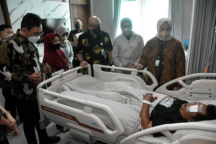 BP Jamsostek memastikan korban mendapatkan perawatan tanpa batas biaya, Santunan Sementara Tidak Mampu Bekerja (STMB) sebesar 100%.