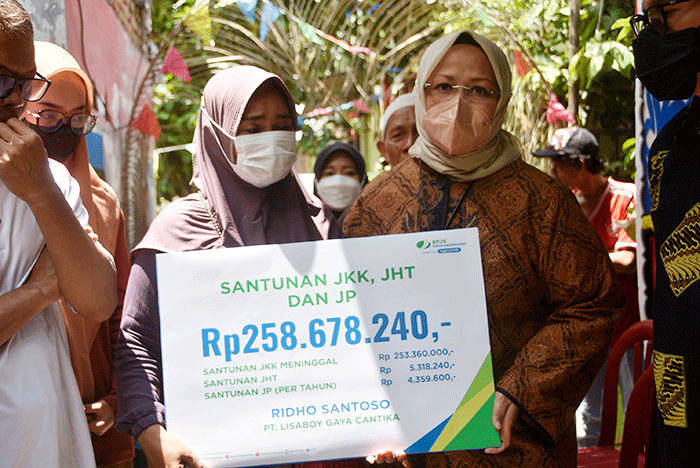 BP Jamsostek memastikan korban mendapatkan perawatan tanpa batas biaya, Santunan Sementara Tidak Mampu Bekerja (STMB) sebesar 100%.