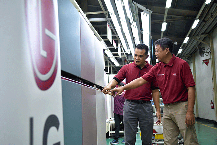 LG Macaron berkapasitas 315 hingga 395 liter yang dipasarkan pada akhir September 2022 untuk memenuhi kebutuhan dalam negeri dan mancanegara.
