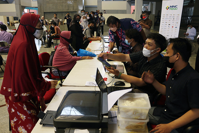 Mahasiswa dan mahasiswi Universitas Trilogi serta masyarakat sekitar mendapatkan vaksin lanjutan jenis booster di Jakarta, Kamis (1/9/2022).