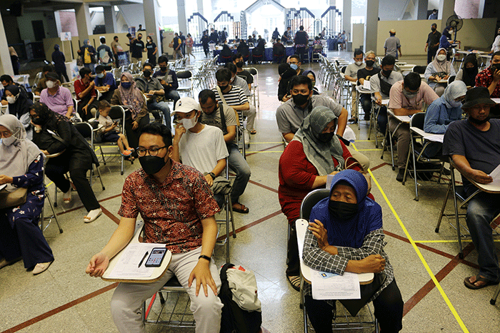Mahasiswa dan mahasiswi Universitas Trilogi serta masyarakat sekitar mendapatkan vaksin lanjutan jenis booster di Jakarta, Kamis (1/9/2022).