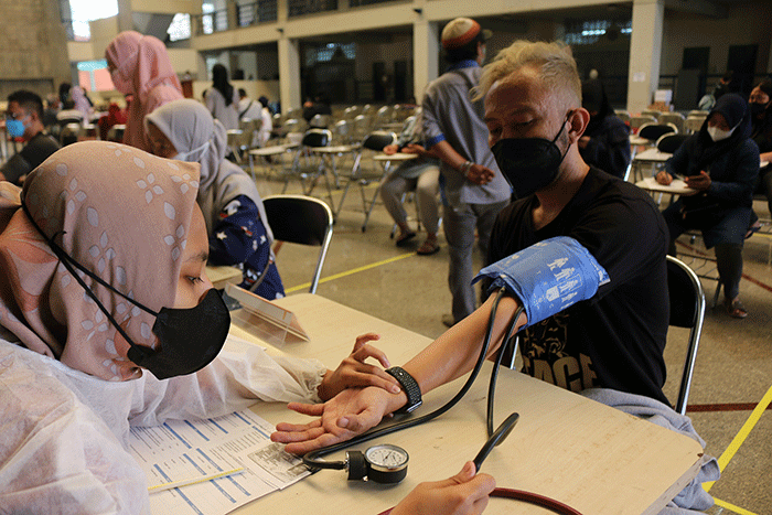 Mahasiswa dan mahasiswi Universitas Trilogi serta masyarakat sekitar mendapatkan vaksin lanjutan jenis booster di Jakarta, Kamis (1/9/2022).