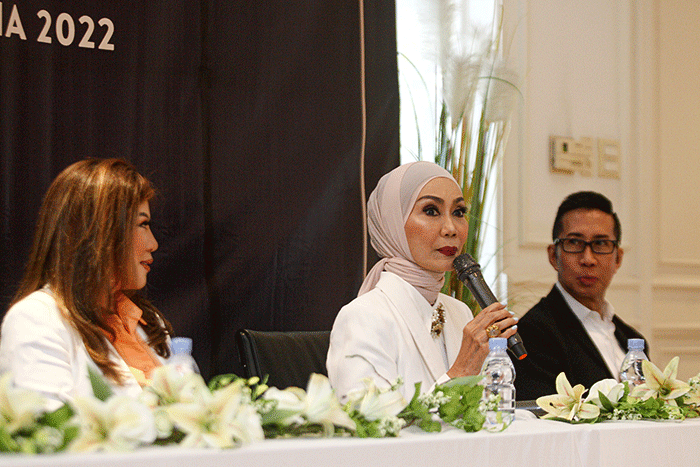 Ajang kecantikan ini menampilkan para perempuan Indonesia yang sudah menikah dengan usia minimal 27 tahun.