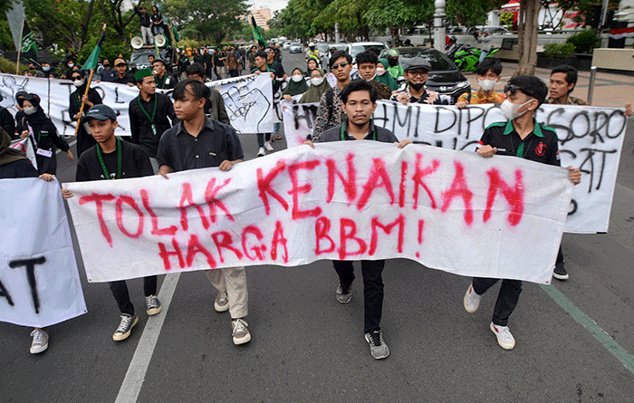 Aktivis Himpunan Mahasiswa Islam (HMI) menggelar unjuk rasa di depan Kantor DPRD Jateng, Semarang, Jawa Tengah, Kamis (1/9/2022).