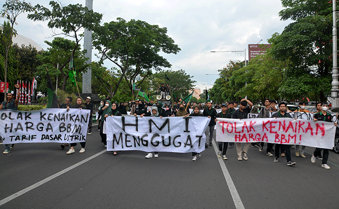Aktivis Himpunan Mahasiswa Islam (HMI) menggelar unjuk rasa di depan Kantor DPRD Jateng, Semarang, Jawa Tengah, Kamis (1/9/2022).