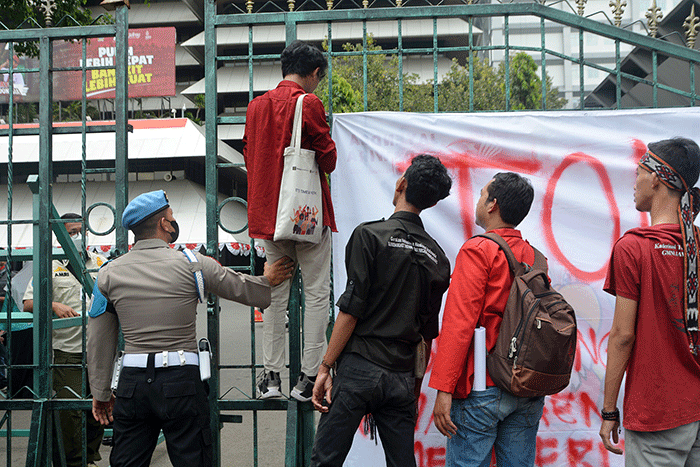 Aktivis Himpunan Mahasiswa Islam (HMI) menggelar unjuk rasa di depan Kantor DPRD Jateng, Semarang, Jawa Tengah, Kamis (1/9/2022).