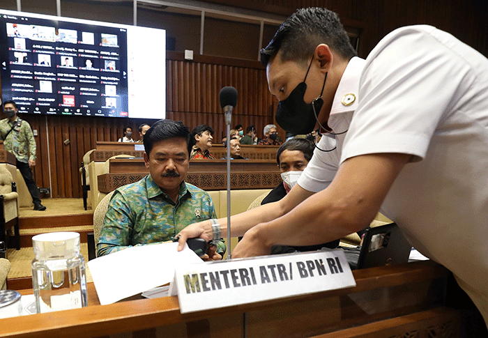 Menteri ATR/BPN Hadi Tjahjanto saat mengikuti rapat kerja dengan Komisi II DPR di Kompleks Parlemen, Senayan, Jakarta, Kamis (1/9/2022).