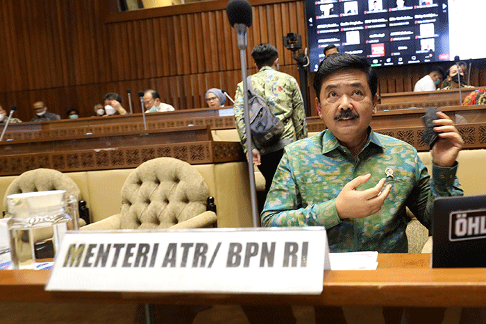 Menteri ATR/BPN Hadi Tjahjanto saat mengikuti rapat kerja dengan Komisi II DPR di Kompleks Parlemen, Senayan, Jakarta, Kamis (1/9/2022).
